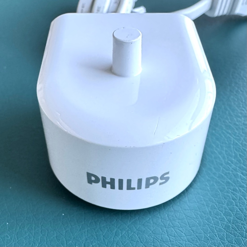 Charger Base for Philips Sonicare Toothbrush Excellent condition HX6100